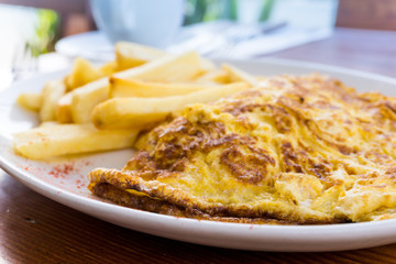 omelet with ham tomato and green salad