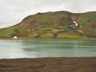 Variation de vert : montagne et lac en Islande