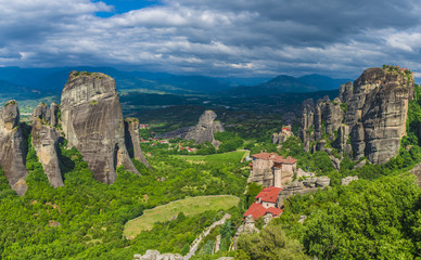 Obraz premium Landscape with monasteries and rock formations in Meteora, Greece.