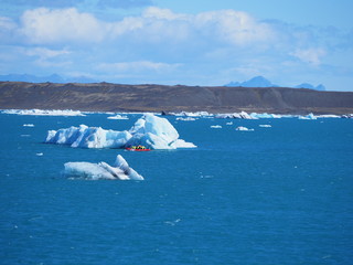 Zodiac au coeur de la lagune glaciaire de Jökulsarlon : bleu intense et glace polaire (Islande)