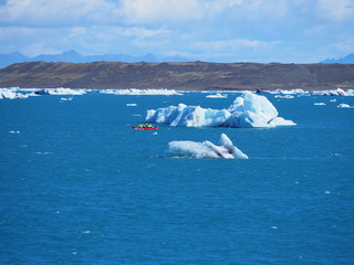 Zodiac au coeur de la lagune glaciaire de Jökulsarlon : bleu intense et glace polaire (Islande)