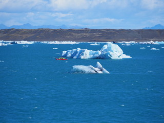 Lagune glaciaire de Jökulsarlon : traversée en zodiac au milieu du bleu intense (Islande)