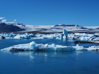 Lagune glaciaire de Jökulsarlon : bleu intense et glace polaire (Islande)