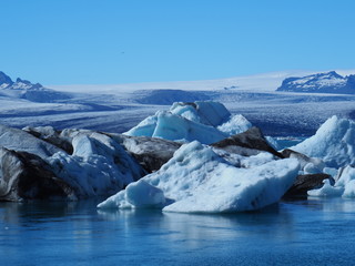 La glace bleue de la lagune glaciaire de Jökulsarlon (Islande)