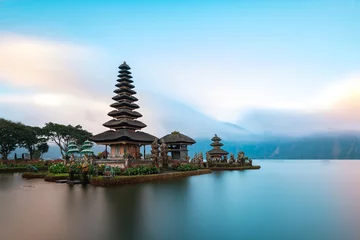 Foto op Aluminium Bali Ulun Danu Beratan-tempel is een beroemd oriëntatiepunt gelegen aan de westelijke kant van het Beratan-meer, Bali, Indonesië.