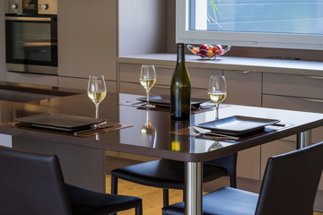 bouteille et verre de vin sur le plan de la cuisine