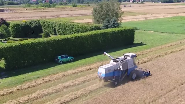 Krajobrazy pola ciągnik slowmotion z lotu ptaka