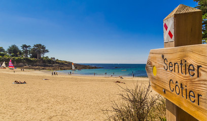 La plage de Kerfany en Finistère Bretagne avex panneau Sentier Côtier – Der Strand von Kerfany in der Bretagne Finistere mit Schild Sentier Côtier