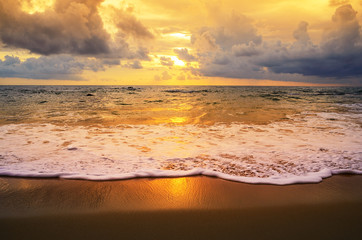 Obraz premium Sea sunset or sunrise with colorful of sky and cloud in twilight