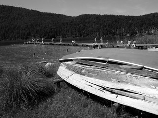 Marodes altes Ruderboot aus Holz am Ufer des Alpsee im Sommer bei Sonnenschein in Schwangau bei...