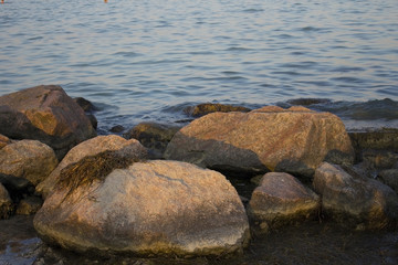 Obraz premium Boulders and the sea at sunset