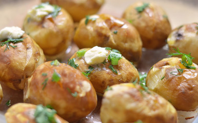Печёный картофель с маслом.