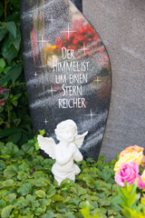 Betender Engel und Grabstein mit Spruch