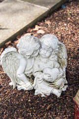 Zwei Engel umarmen sich