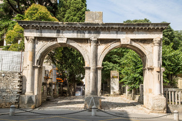 Fototapeta na wymiar Altstadt und Sehenswürdigkeiten von Pula, Istrien, Kroatien
