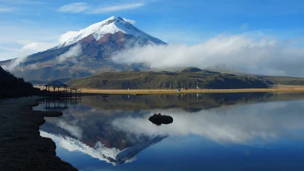 Poster Uitzicht op de Limpiopungo-lagune met de Cotopaxi-vulkaan weerspiegeld in het water op een bewolkte ochtend - Ecuador © alejomiranda