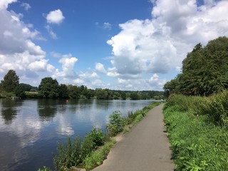Der Ruhrtalradweg zwischen Essen-Kettwig und Mülheim an der Ruhr
