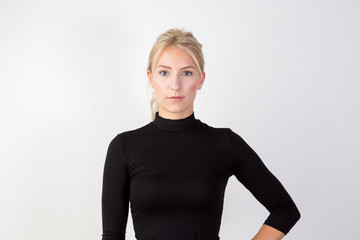 Eine blonde, junge, schöne Frau im Profil mit Pferdeschwanz © Hanker
