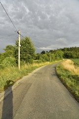 Mon ombre sur une route secondaire de campagne vers l'une des collines boisées du Périgord Vert
