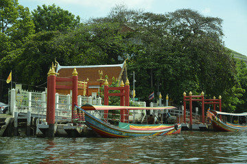 Obraz premium Bangkok Skyline und Klongs aud dem Chao Praya river
