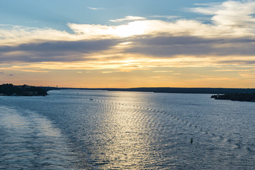 Blick von einem Schiff auf einen Sonnenuntergan