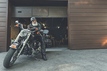 Fototapeta premium Chłodny starszy mężczyzna na motocyklu