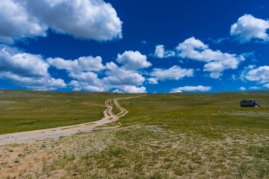 Straße in der mongolischen Steppe