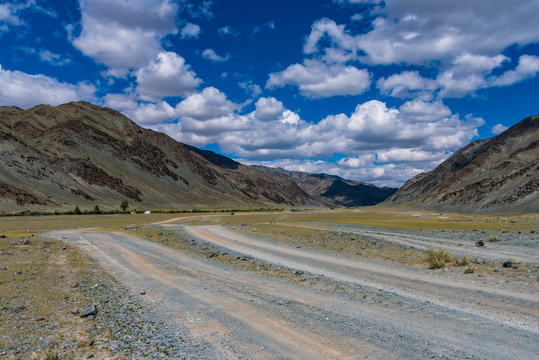 Schotterstraße im Altai Gebirge Mongolei