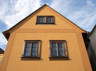 Fototapeta na wymiar historisches Haus mit kleinen Fenstern