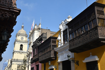 Fototapeta na wymiar Balcons en bois dans le lima colonial au Pérou