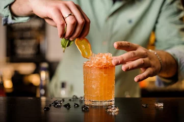 Foto op Plexiglas Bartender decorates a cocktail no face © fesenko