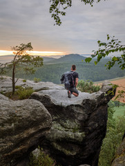 Mann Wanderer Ausblick auf Gipfel Felsen