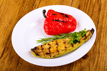 Grilled zucchini with pepper