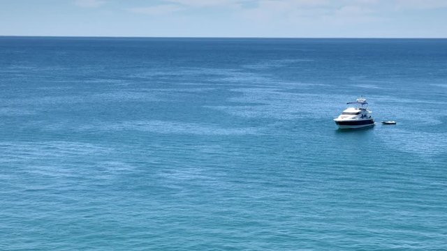 yatch au mouilla ge dans une mer calme