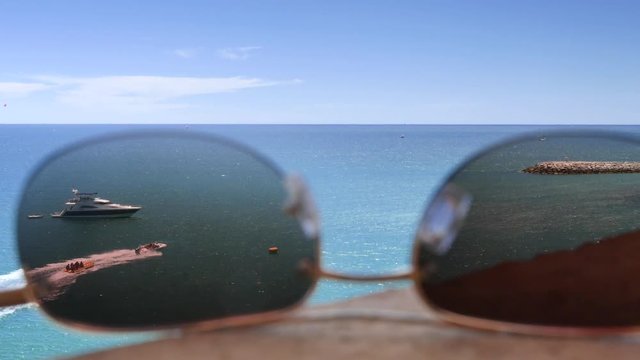 yatch,mouette et vedettespassant devant les lunettes de soleil
