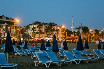 Fototapeta na wymiar Evening on the sandy Cleopatra Beach (Alanya, Turkey).