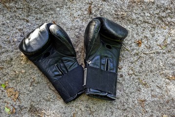 пара чёрный спортивных перчаток на серой земле