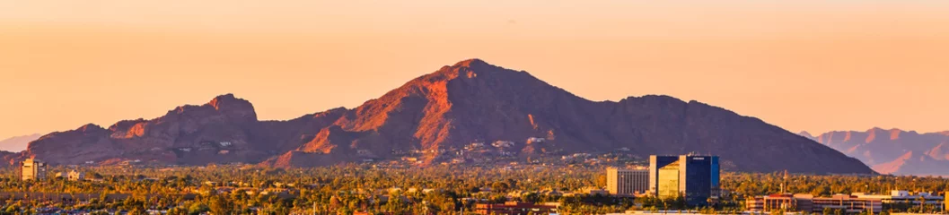 Poster de skyline van de binnenstad van Phoenix, Arizona met de beroemde camelback-berg bij zonsondergang © Leslie Rogers Ross