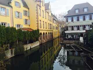 Naklejka premium Canal dans le centre de Colmar avec embarcations échouées