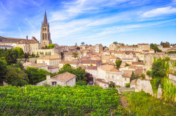 Colorful landscape view of Saint Emilion village in Bordeaux region - obrazy, fototapety, plakaty
