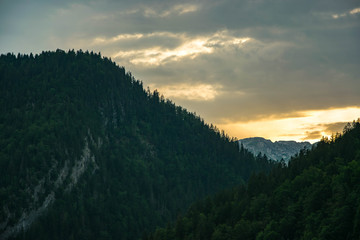Coucher de soleil orange entre les montagnes