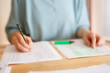 Frau bei der Buchhaltung