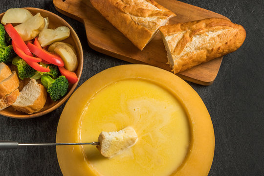 本格的チーズフォンデュ　Authentic cheese fondue swiss cuisine