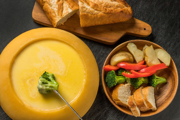 本格的チーズフォンデュ　Authentic cheese fondue swiss cuisine