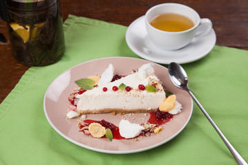 Cheesecake with cranberry jam