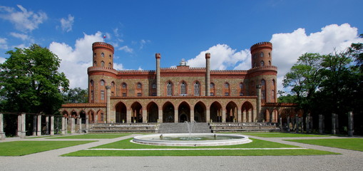 Piękny pałac w Kamieńcu Ząbkowickim w całej okazałości - wieże i fasada przednia © Konrad_elx