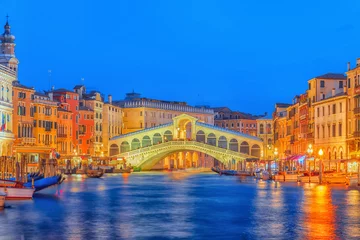 Photo sur Plexiglas Pont des Soupirs Rialto Bridge (Ponte di Rialto) or Bridge of Sighs and view of the most beautiful canal of Venice - Grand Canal and boats, gondolas, mansions along. Night view. Italy.