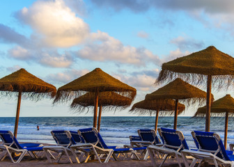 Badestrand mit Liegen und Sonnenschirmen am Atlantik bei Cadiz
