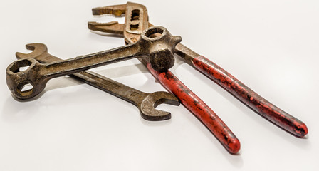 Not to use old tongs, spanner and open end wrench, tools