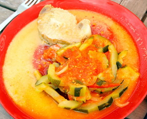 assiette de ratatouille aux courgettes et rôti de porc au jus